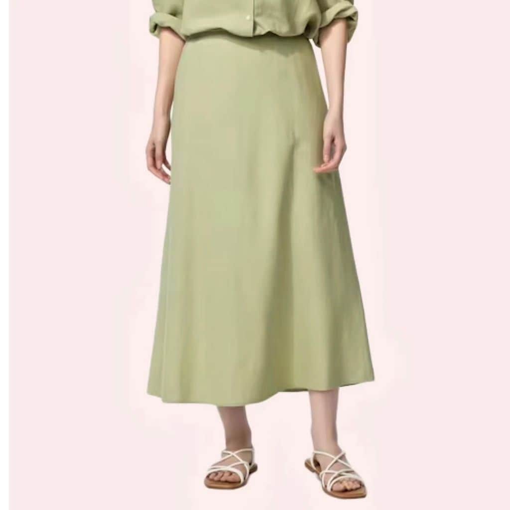 Falda midi verde de lino disponible en Uniqlo