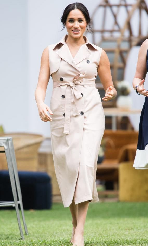 meghan markle con vestido estilo trench color rosado