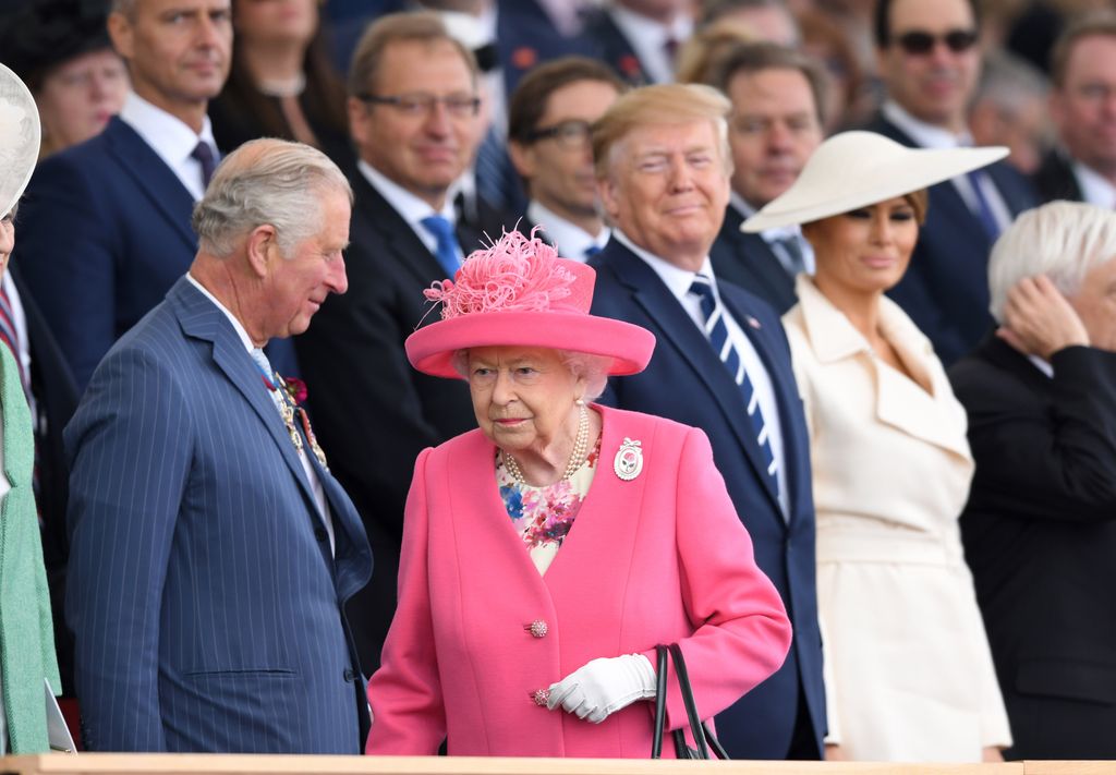 Plano medio de Isabel II y Carlos III con Donald Y Melania Trump en un evento 