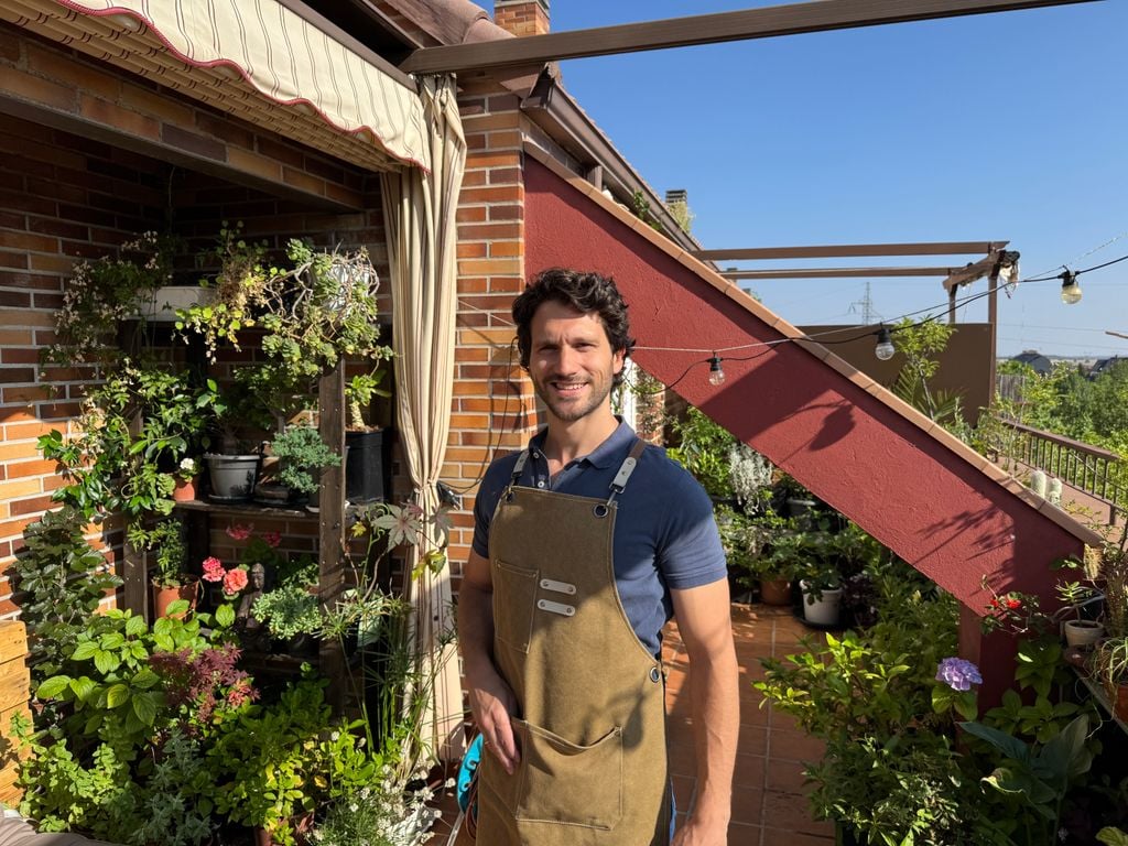 Chico Plantas en la terraza de su piso, un ático en Madrid
