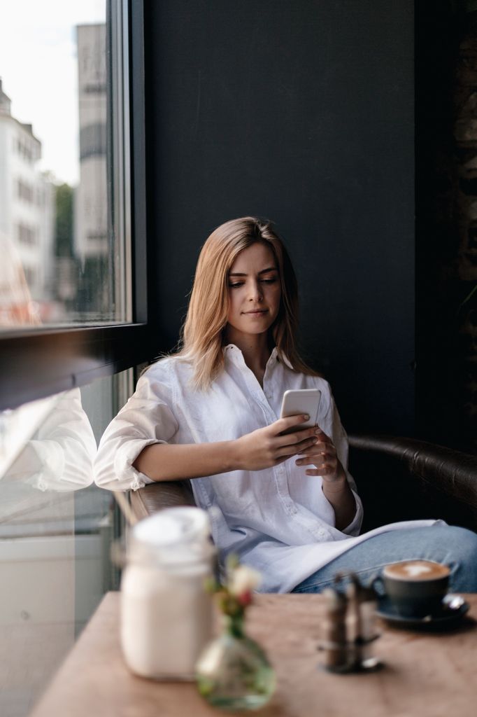 mujer escribiendo