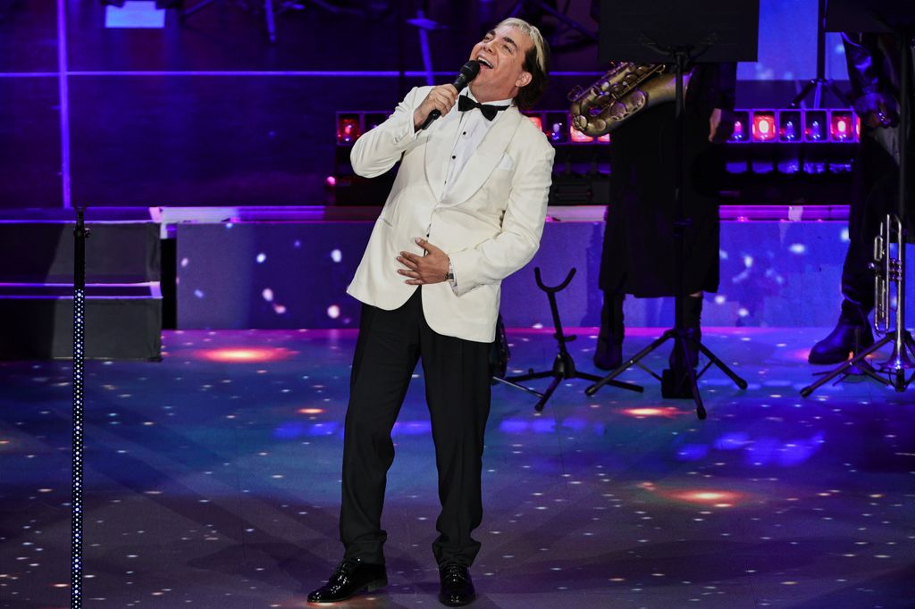 Cristian Castro bromeó con su público sobre los conciertos de Carin León