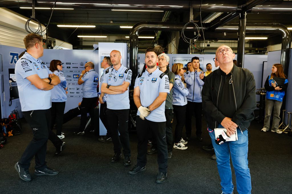 Las caras de preocupación en el box del equipo Gresini Racing