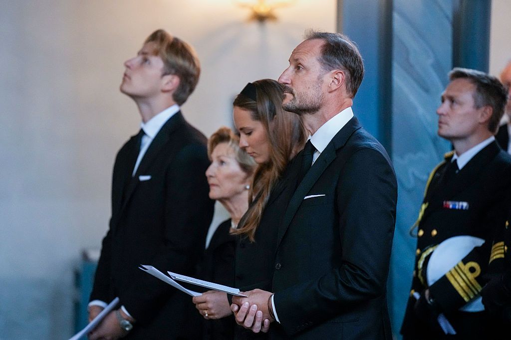 El rey Haakon junto a su madre y sus hijos en la primera misa en honor al rey Harald
