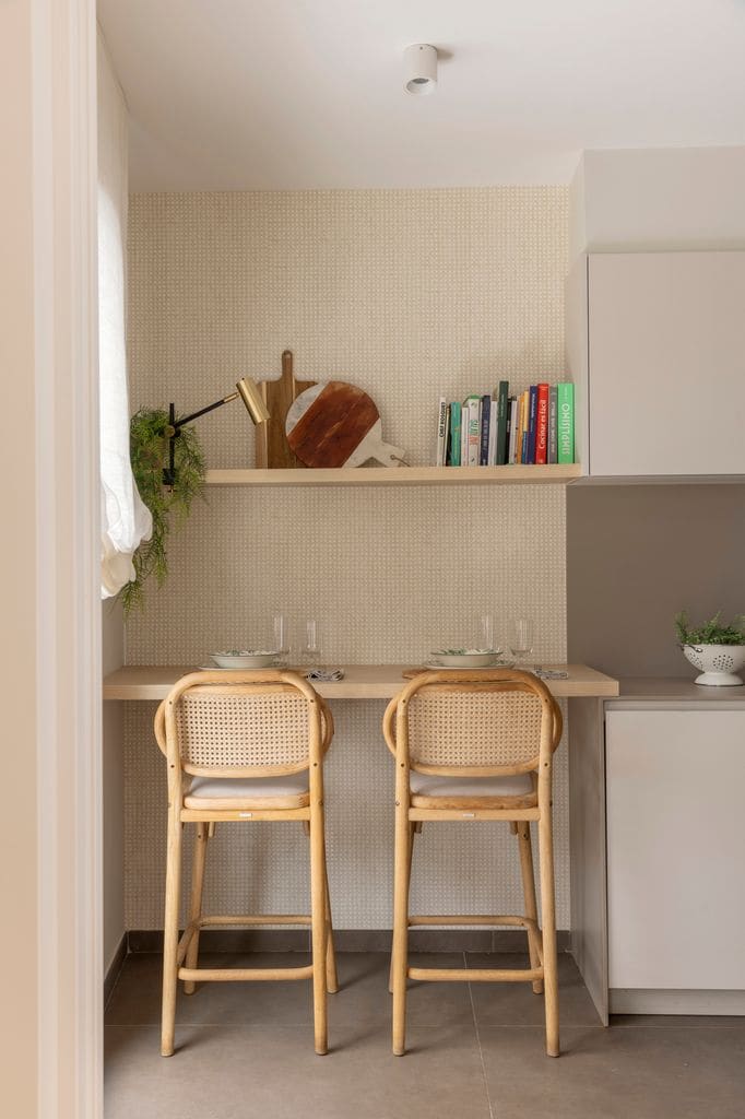 Cocina con barra adosada en la pared.