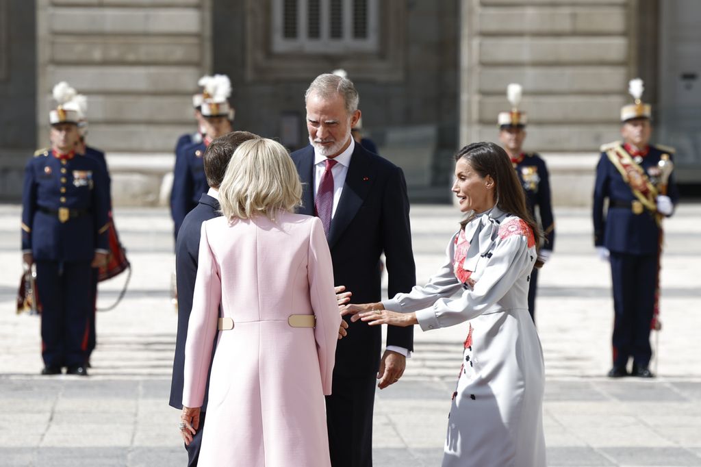 Uno de los momentos más comentados de su encuentro, ha sido la complicidad entre los Reyes de España y sus invitados, Emmanuel y Brigitte Macron
