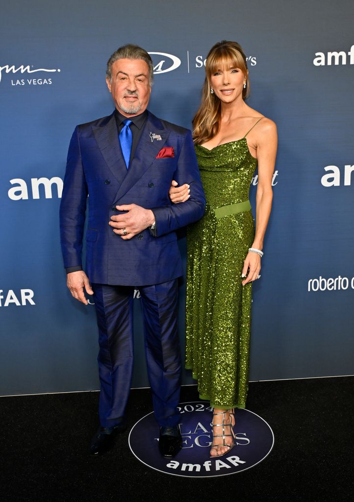 Plano entero de Sylvester Stallone en la gala amfAR con Jennifer Flavin