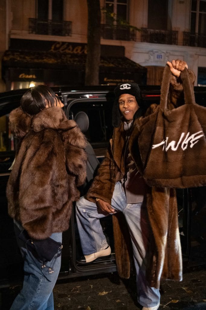 Su relación se mostró relajada y cariñosa mientras disfrutaban de la noche. 