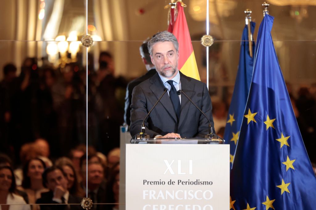 Carlos Franganillo dando un discurso en agradecimiento por su premio