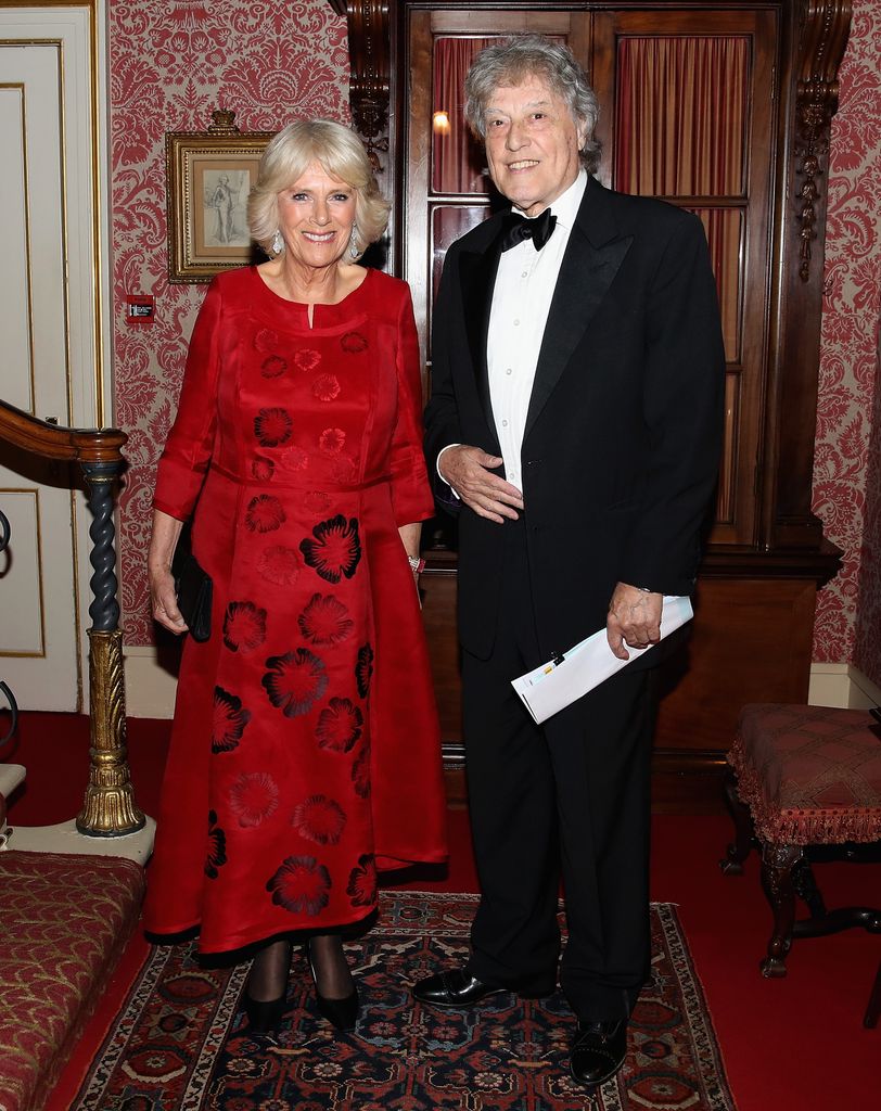 La reina Camilla junto a Stoppard en Clarence House, en el año 2017