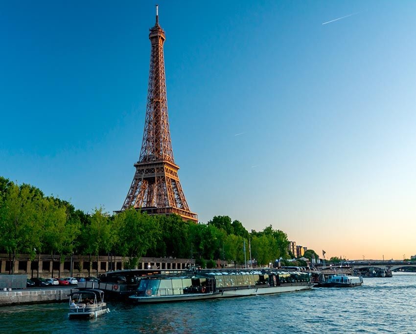 Paseo en barco por el río Sena en París junto a la torre Eiffel