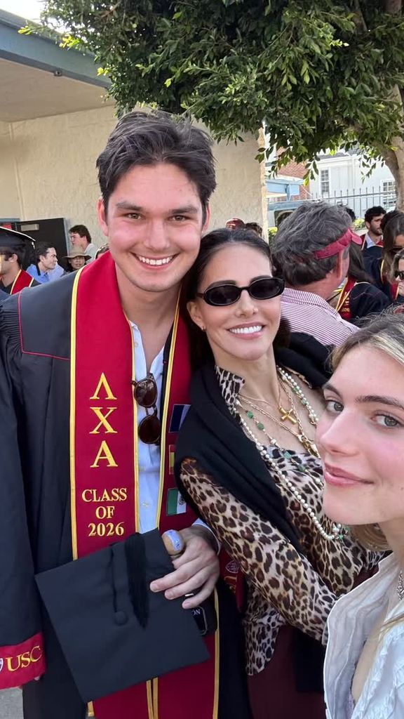 Adriana Abascal con sus hijos en la graduación