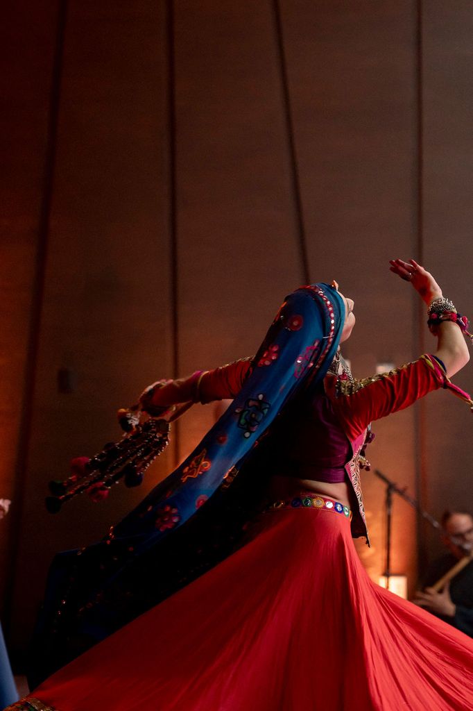 El sangeet es la noche de música y baile donde ambas familias se presentan con coreografías