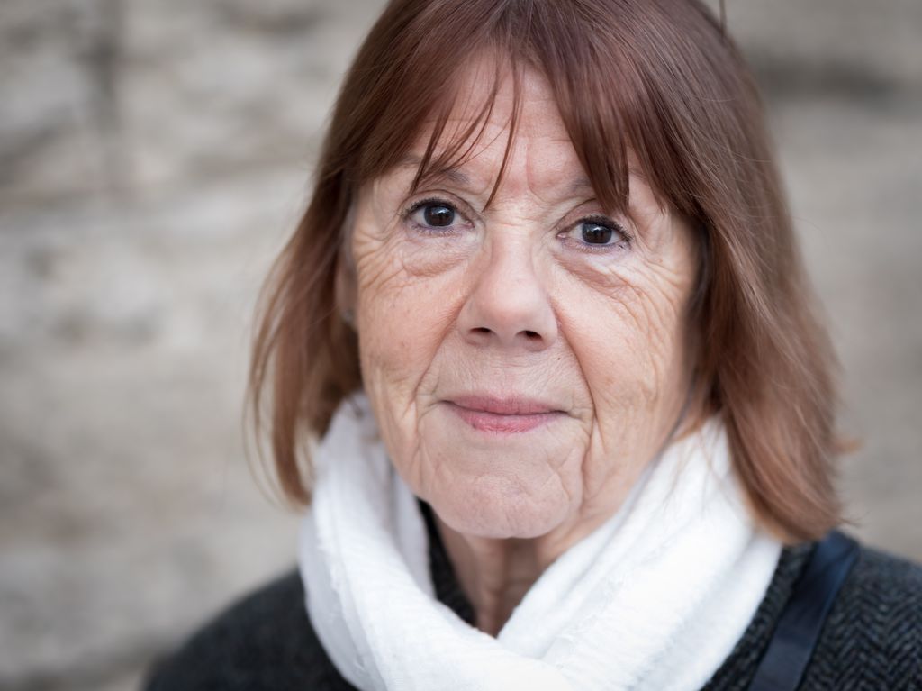 Gisèle Pelicot posa a las puertas del tribunal en Aviñón (Francia)