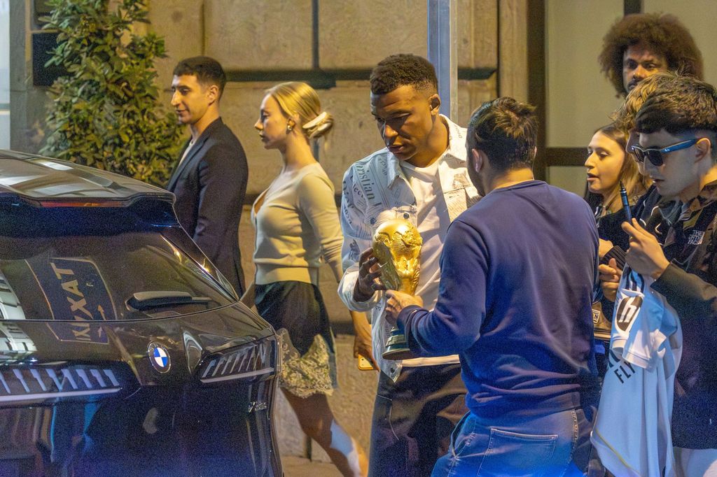 La famosa pareja salió del restaurante e inmediatamente se marchó del lugar.