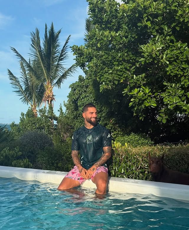 El intérprete de 'Felices los 4' también se dejó ver con la camiseta de la Selección Mexicana de Futbol