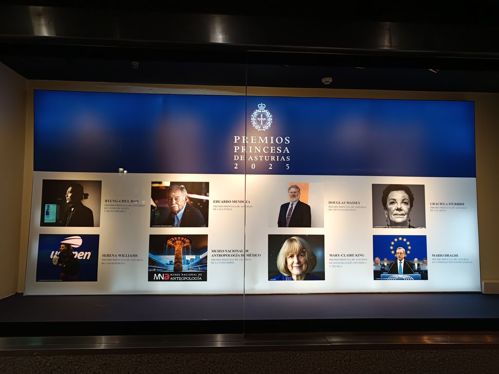 Escaparate de El Corte Inglés de Oviedo con motivo de los Premios Princesa de Asturias 2025