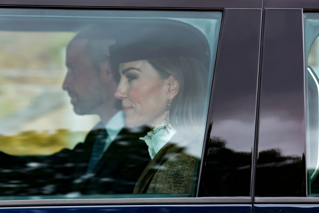 La princesa Kate optó por unos pendientes de Ralph Lauren y un sombrero tipo "pillbox" de Lock & Co.