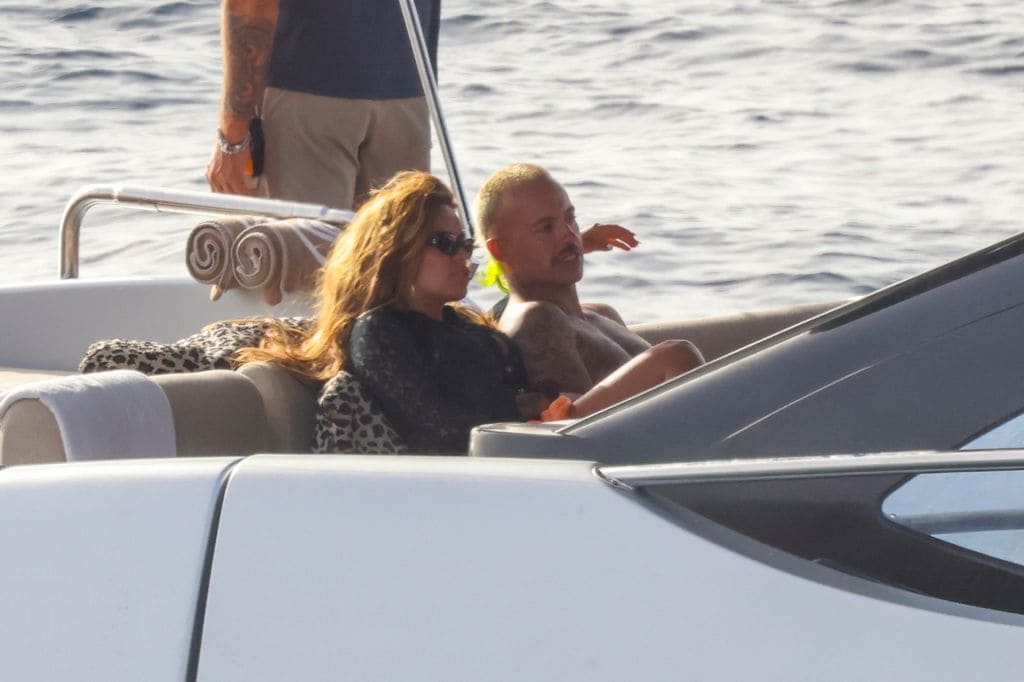 Feid y Karol G de vacaciones en el mar
