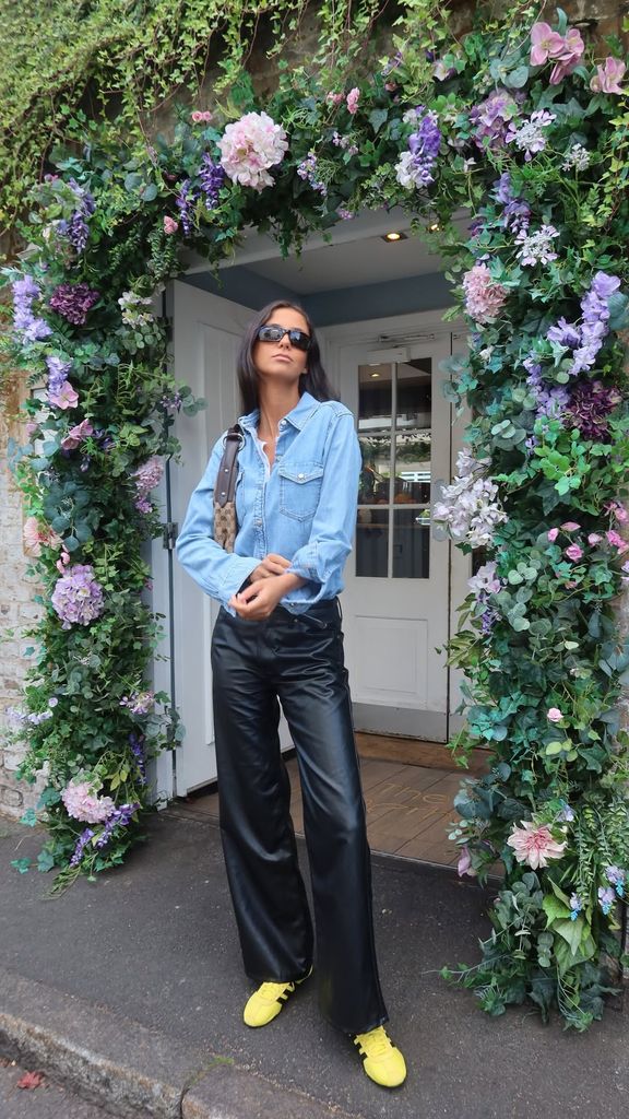 Victoria Federica, con pantalones de efecto piel, camisa vaquera y zapatillas amarillas, el 2 de octubre de 2026.
