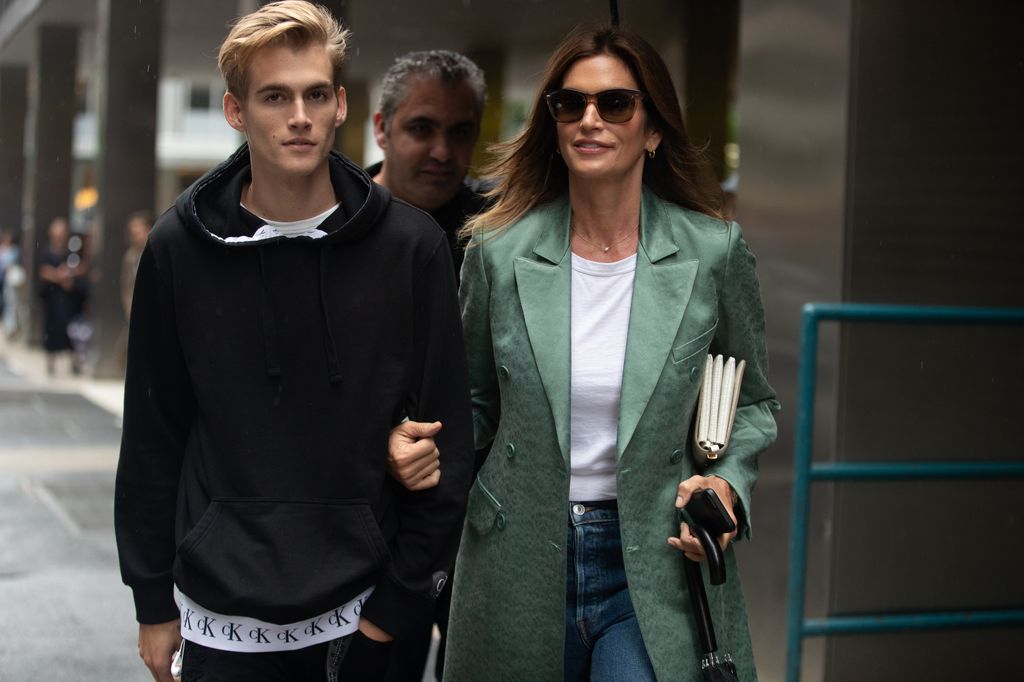 Presley Gerber y Cindy Crawford tras el desfile primavera-verano de Sies Marjan