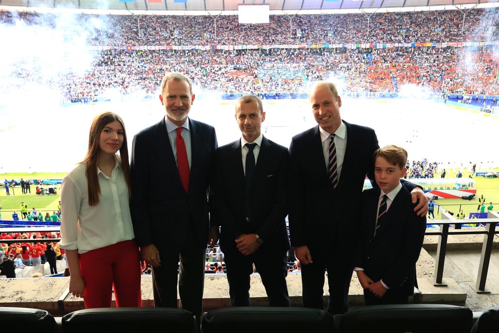 La infanta Sofía y el rey Felipe posan con el príncipe Guillermo, el príncipe George y el presidente de la UEFA, Alexander Cèferin