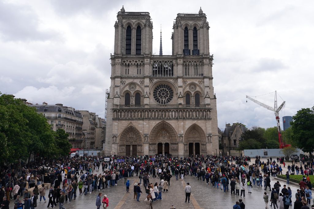 Cientos de fieles se reúnen en las afueras de la catedral de Notre-Dame en París, donde se dieron 88 campanadas en honor al Papa Francisco