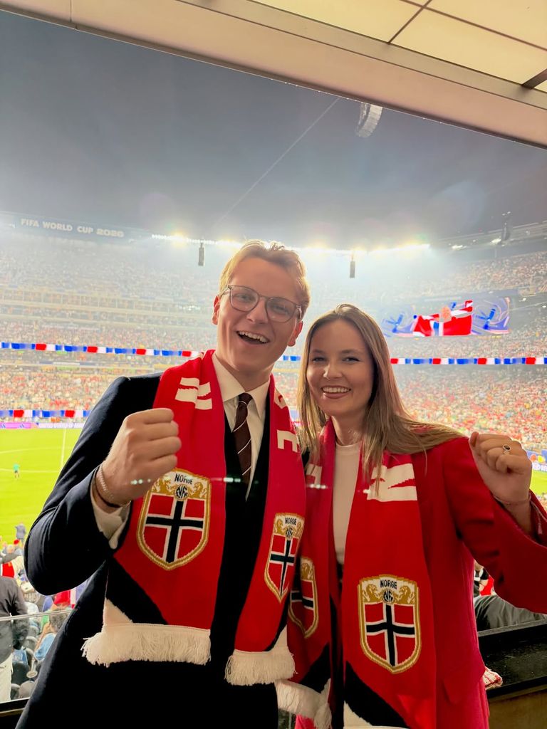 Los príncipes Ingrid y Sverre animando a la selección de Noruega