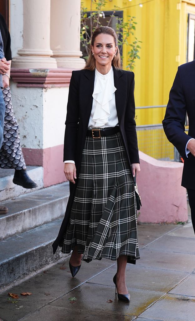 La princesa de Gales tiene las claves para combinar una blusa de aire clásico con una falda midi.