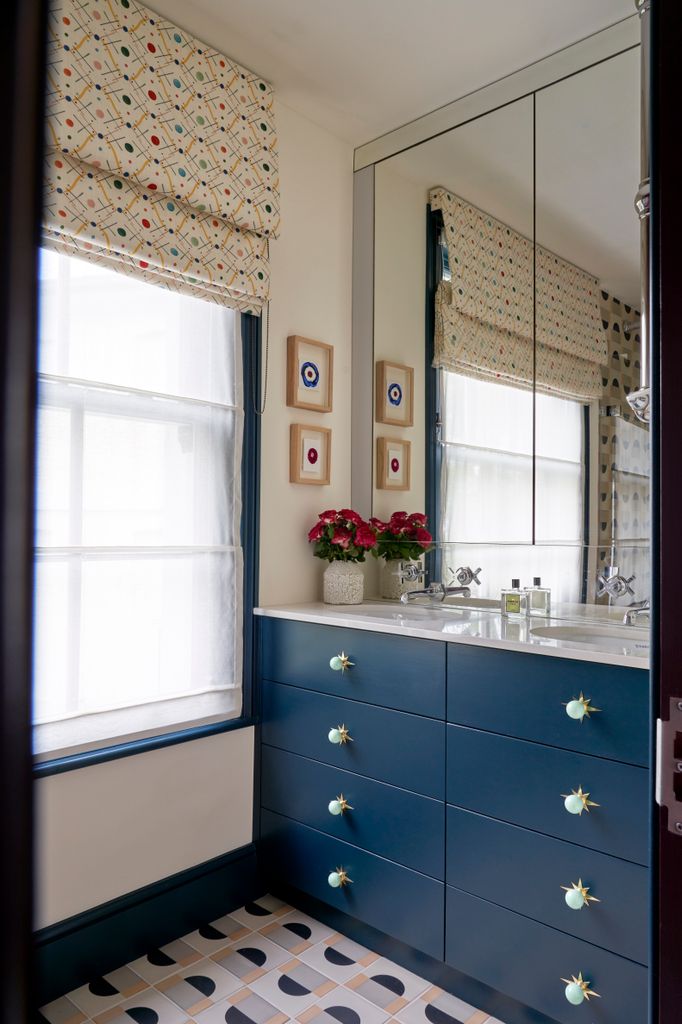 Cuarto de baño con mueble lacado en azul marino                        