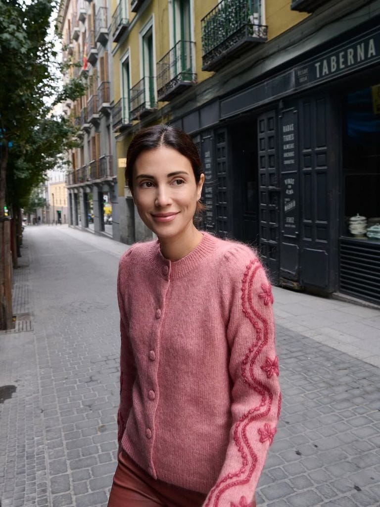 Solo necesitas un pantalón de cuero como el de Sassa de Osma para elevar tu look