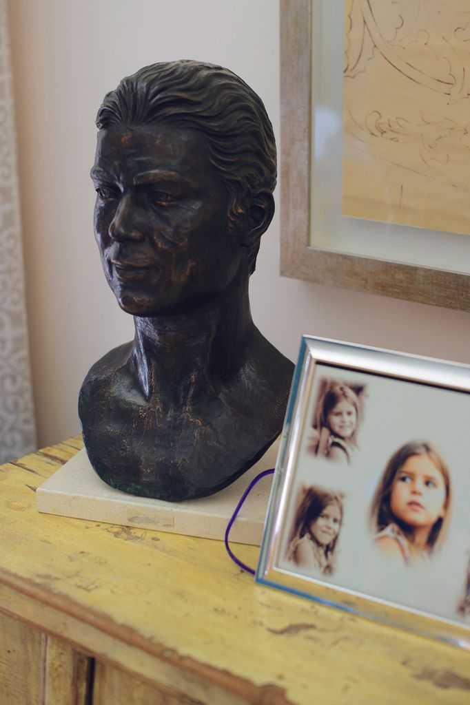 Un busto del recordado torero Francisco Rivera 'Paquirri' en el salón de Francisco Rivera y Lourdes Montes