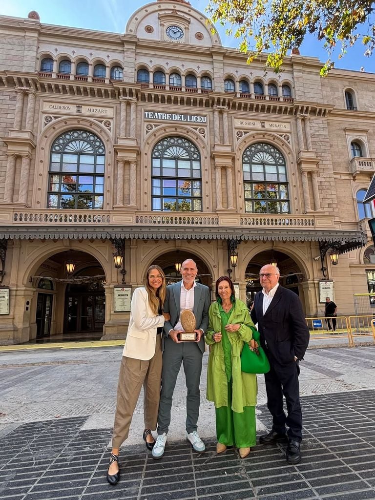Álex Correjta recibió el premio Campeones con valores y estuvo acompañado de Martina y sus padres