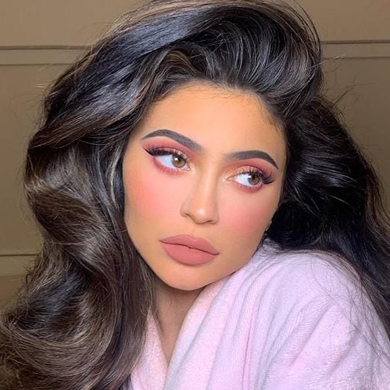 kylie jenner es una de las celebs con maquillaje rosa claro