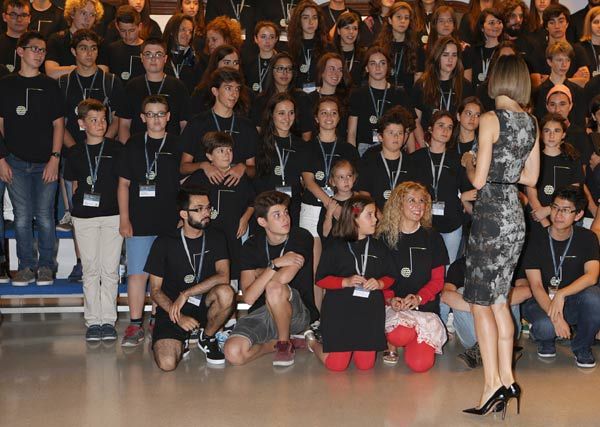 Doña Letizia, que asistía en representación de su hija mayor, la princesa Leonor, lució un vestido estampado de Hugo Boss que estrenó en la misma ciudad hace un par de años
