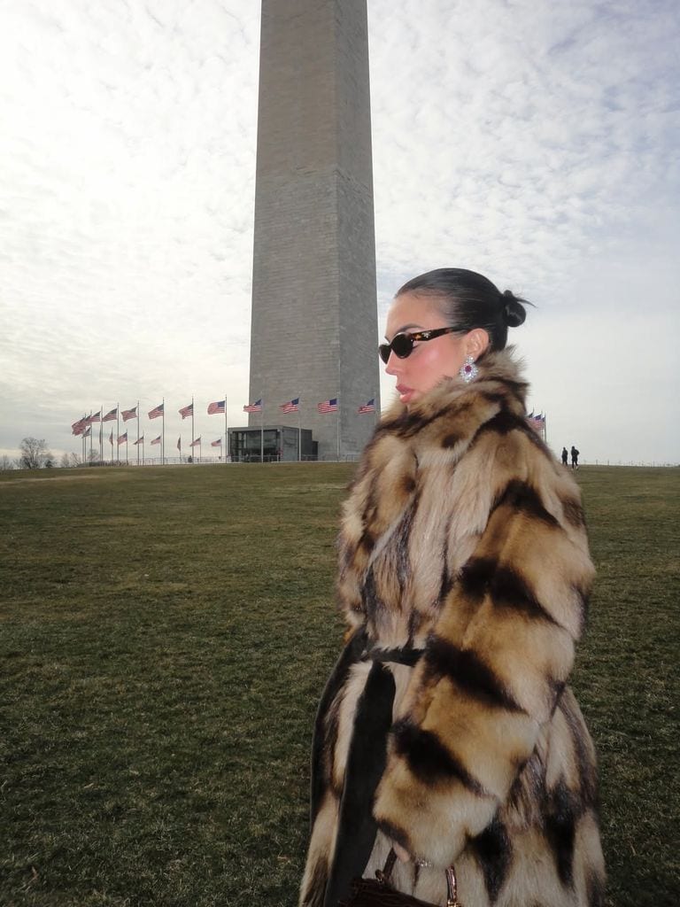 Previo al estreno, Georgina recorrió algunos de los lugares más importantes de la ciudad, como el Monumento a Washington.