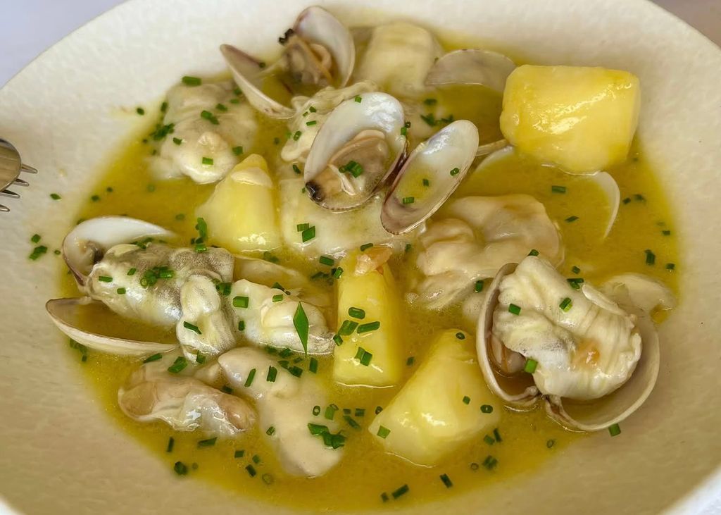 Cocochas de bacalao con almejas al pil-pil, Taberna del Náutico, Sanxenxo, Pontevedra