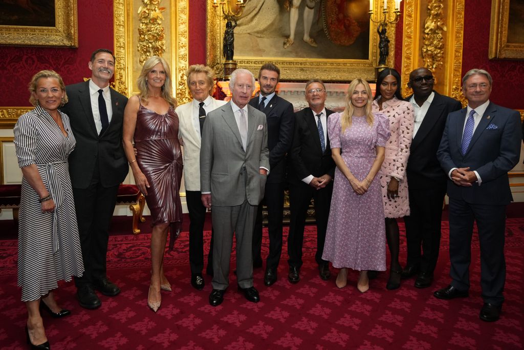 El rey Carlos III con alguno de los embajadores de su fundación: Rod Stewart, David Beckham, Sienna Miller y Naomi Campbel durante un acto de su fundación en el Palacio de St. James de Londres