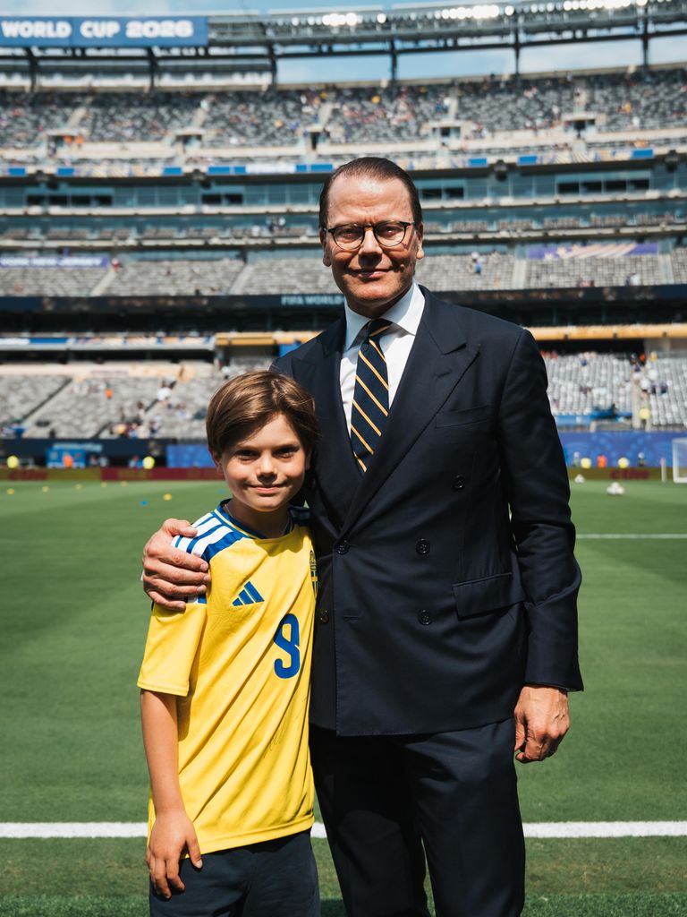 El príncipe Daniel, con su hijo Oscar en el partido del Mundial que enfrentó a Suecia contra Francia 