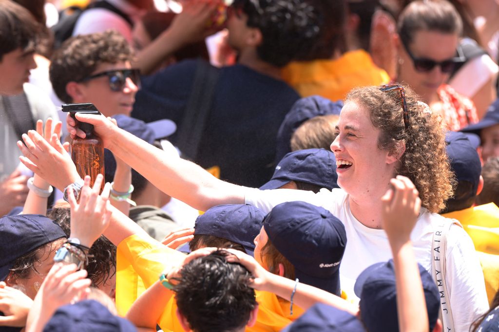 Los fieles aguardan con paciencia la llegada del Papa ante un calor sofocante