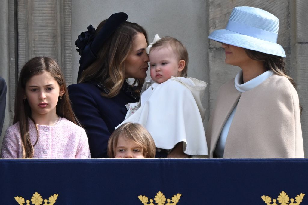 Inés de Suecia en brazos de su tía, la princesa Magdalena, al lado está Adrienne, la hija pequeña de Magdalena, y Julian, el tercer hijo de Carlos Felipe y Sofía