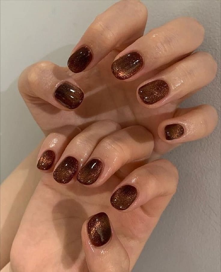 manicura marrón con glitter