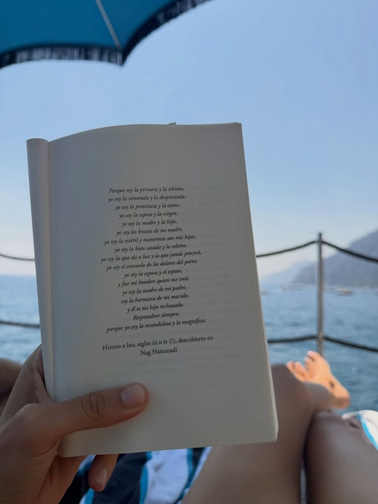 La modelo, leyendo un libro de lo más tranquila