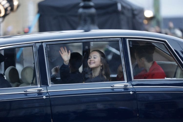 Josephine de Dinamarca volviendo a casa tras la proclamación