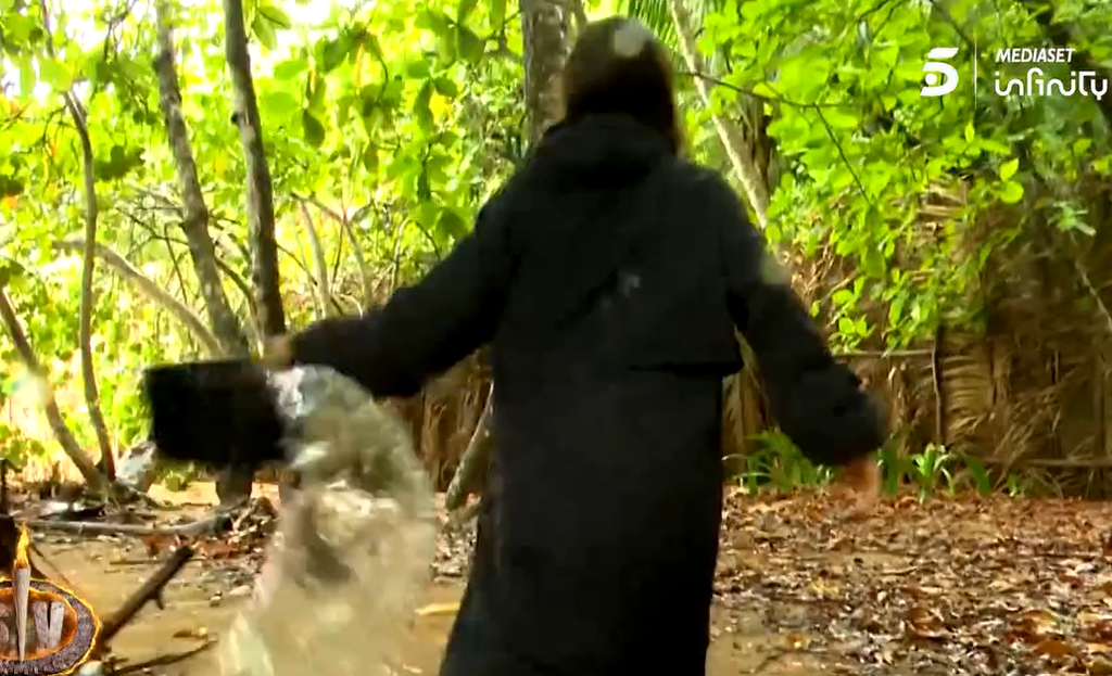 Momento exacto donde Ingrid lanza la olla