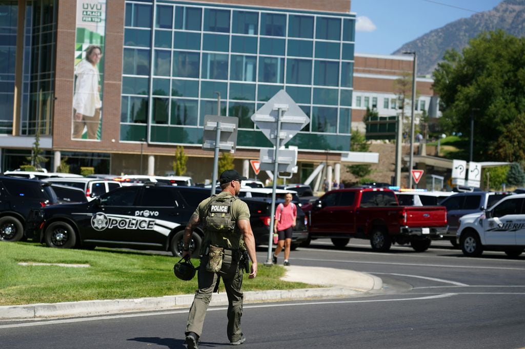 Las fuerzas del orden acuden al lugar donde el activista político Charlie Kirk recibió un disparo durante un evento en la Universidad del Valle de Utah 