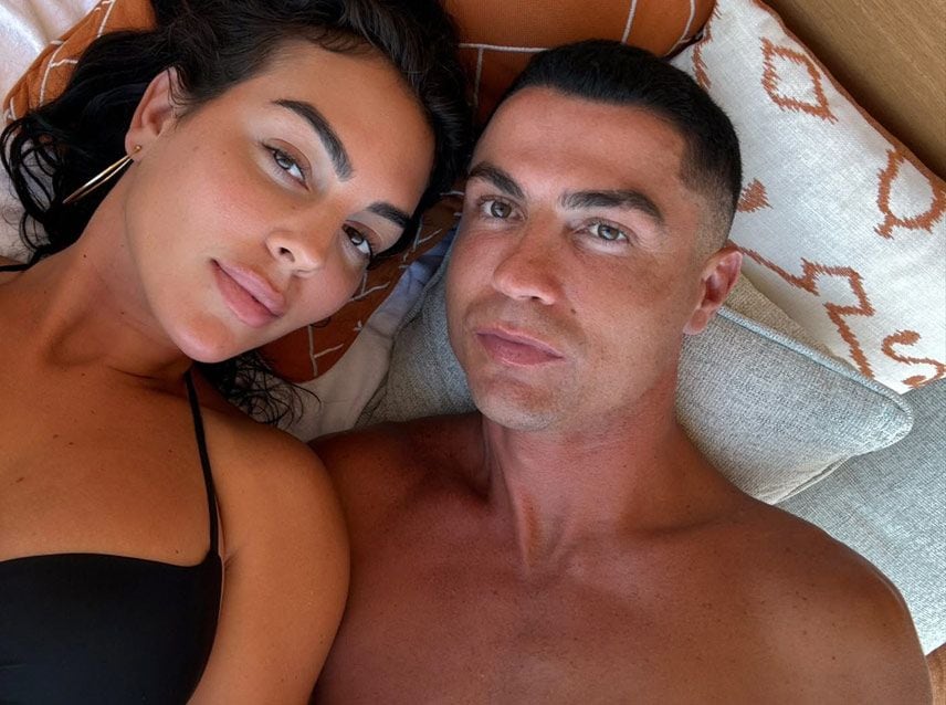 Georgina Rodríguez y Cristiano Ronaldo, tumbados en unas toallas