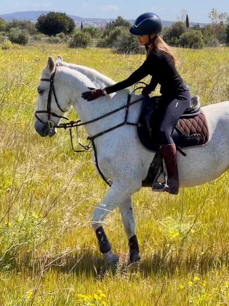 "Aunque echo muchísimo de menos a Tor, hoy he podido disfrutar de un paseo con Tormenta", ha dicho la modelo