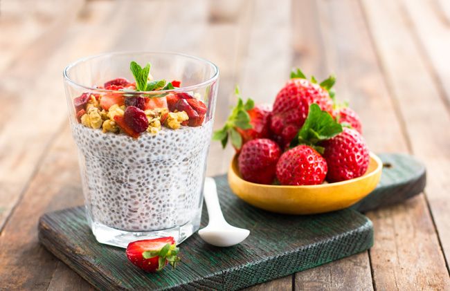 Vaso con chía, fresas y frutos secos