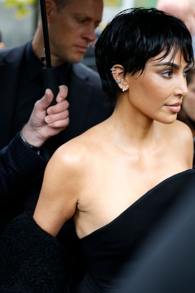 Kim Kardashian presume nuevo 'look' en París.